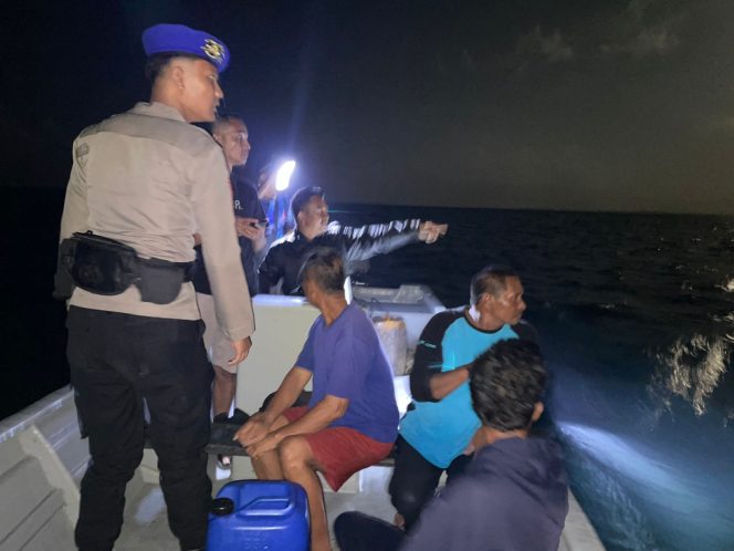 
					Personil Satpolairud Polres Bintan saat menyematkan 4 Kru KM Samudra yang tenggelam di Perairan Bintan, Selasa (02/02) malam. F-kepriinfo 