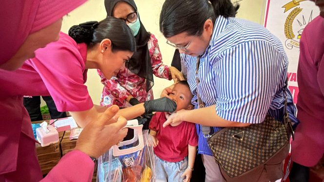 
					Ketua Bhayangkari Cabang Bintan, saat memberikan vitamin kepada Balita di Posyandu Kemala Bhayangkari, Rabu (04/02) F-Humas Polres 