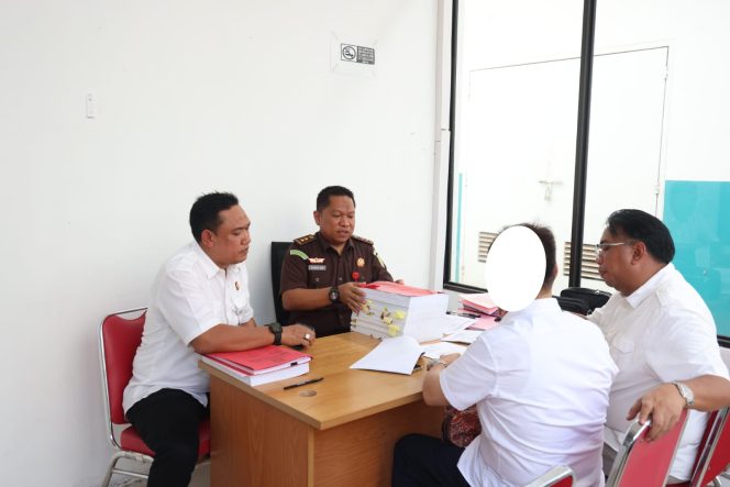 
					Tersangka Mafia Tanah saat diserahkan ke Kejaksaan Negeri Batam, Kamis (05/02) F-Humas Polda Kepri.