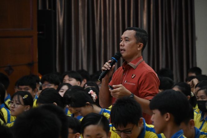 
					Pemateri dari Ditreskrimsus Polda Kepri saat memaparkan materi, Jum'at (06/01) F- Polda Kepri 