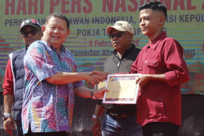 
					Salah satu pemenang lomba Karya Tulis dari Mahasiswa UMRAH, Minggu (08/02) F-Kepri.info