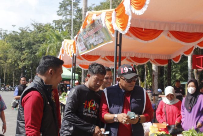 
					Memakai Topi, Walikota Tanjungpinang, H Lis Darmansyah saat berbelanja di Stand HPN 2026 yang digelar PWI Kota Tanjungpinang, Minggu (08/02) F-PWI Kota Tanjungpinang 