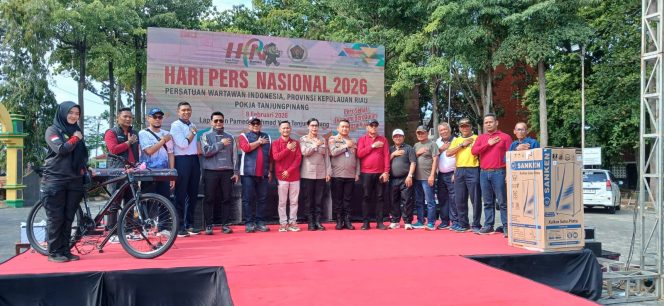 
					Sejumlah tokoh yang menerima penghargaan dari PWI Kota Tanjungpinang pada saat HPN 2026 yang digelar di Lapangan Pamedan, Jalan Ahmad Yani Yani, Minggu (08/02) f-kepri.info 