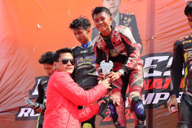 
					Kapolresta Tanjungpinang, Kombes Pol Indra Ranu Dikarta saat memberikan trovi kepada pembalap di Pulau Dompak, Minggu (08/02) F-Humas Polresta Tanjungpinang 