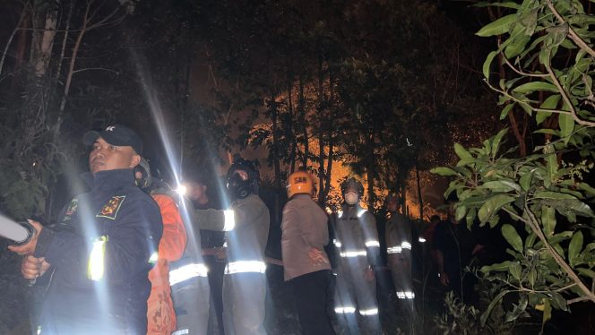 
					Personil Ditsamapta Polda Kepri saat menjinakkan api, F-Humas Polda Kepri 