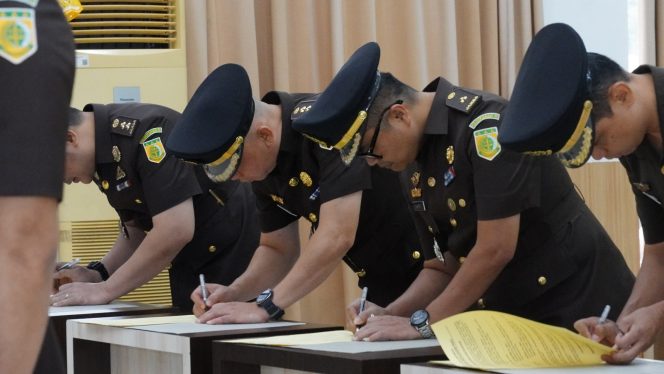 
					Pejabat Eselon III dan Eselon IV yang dilantik Kajati Kepri, Kamis (12/02) F-Penkum Kejati Kepri 