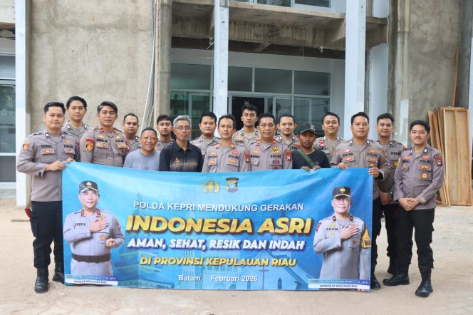 
					Personil Polda Kepri saat melaksanakan kegiatan Gerakan Indonesia ASRI (Aman, Sehat, Resik, dan Indah). Kamis (12/02). F-Humas Polda Kepri 