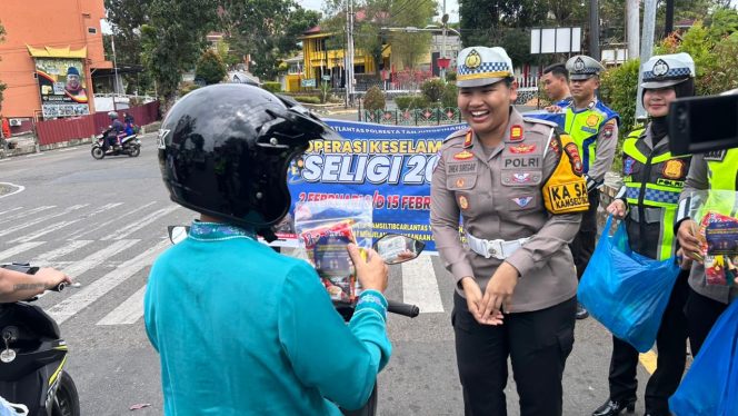 
					Kasat Lantas Polresta Tanjungpinang, AKP Dhia Chintya Siregar saat memberikan sembako kepada pengendara yang tertib, Jum'at (13/02) F-Kepri.info