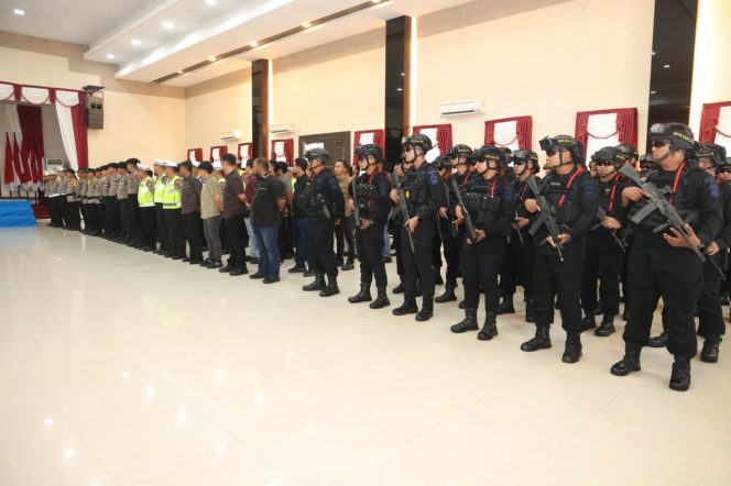 
					Ratusan Personil Polda siap amankan perayaan Imlek, Senin (16/02)