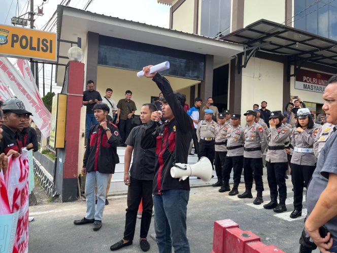 
					Gerakan Aksi Mahasiswa Kepulauan Riau (GAM KEPRI) saat menggelar aksi unjuk rasa di Mapolresta Tanjungpinang beberapa waktu lalu. F-GAM KEPRI 
