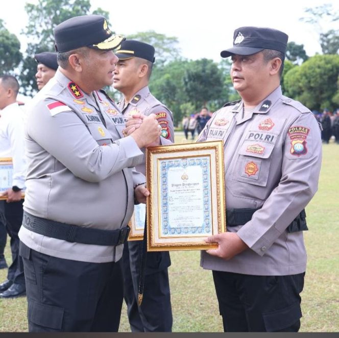 
					Kapolda Kepri Irjen Pol Asep Safrudin, secara resmi memberikan penghargaan kepada personel berprestasi sebagai bentuk apresiasi atas dedikasi luar biasa di luar tugas pokok kepolisian, Rabu (18/02/2026) F- Humas Polres Anambas 