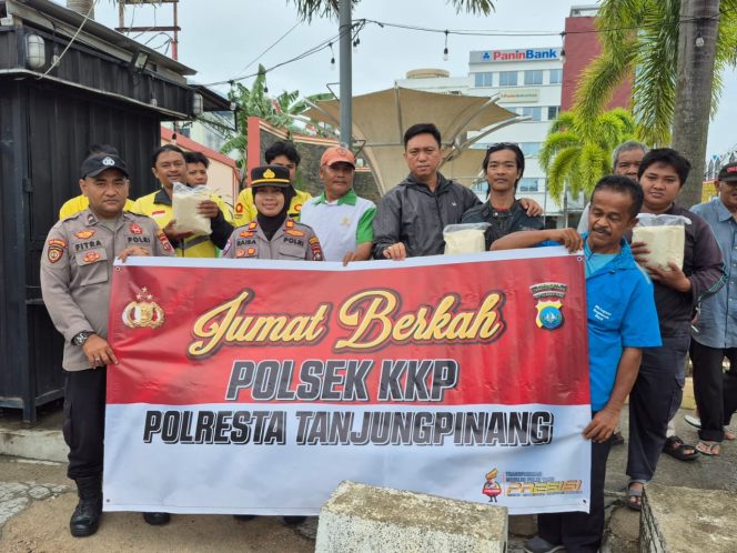 
					Kapolsek KKP Polresta Tanjungpinang, AKP Raisa Prilia Savitri, bersama personil nya saat foto bersama masyarakat, Jumat (20/02) F-Humas Polresta Tanjungpinang 