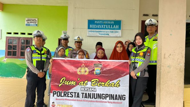 
					Ipda Silusman, S.H, bersama personel Sat Lantas Polresta Tanjungpinang saat menggelar kegiatan Jum'at berkah, Sabtu (21/02)