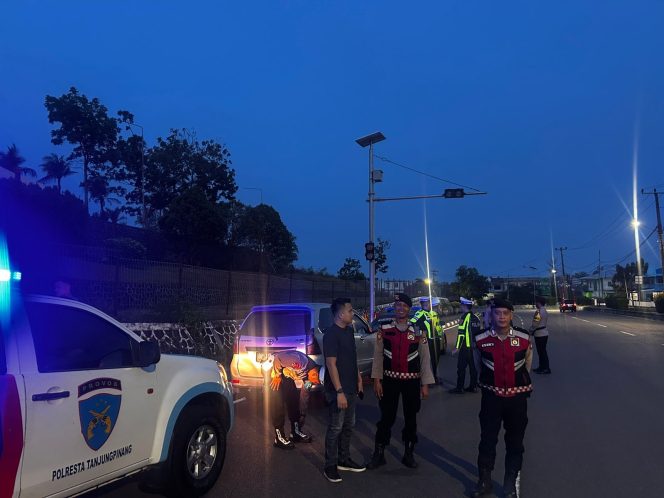 
					Dalam rangka menciptakan situasi yang aman dan kondusif di wilayah Kota Tanjungpinang, Sat Samapta Polresta Tanjungpinang rutin melaksanakan patroli malam, Minggu (22/02) F-Humas Polresta Tanjungpinang 