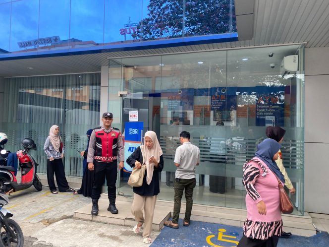 
					Dalam rangka upaya mencegah terjadinya potensi tindak pidana Pencurian dengan pemberatan (Curat), tindak pidana pencurian dengan kekerasan (Curas) dan tindak pidana Pencurian kendaraan bermotor (Curanmor) atau dikenal dengan 3C, Polsek Tanjungpinang Kota, meningkatkan kegiatan patroli sinar biru, disejumlah titik-titik keramaian, salah satunya Perbankan, Selasa (24/02/2026). F-Kepri.info