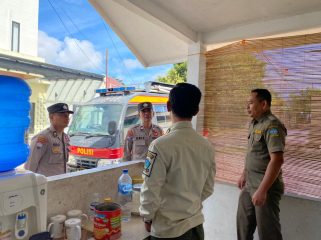 Ps. Kasubnit Binkamsa Sat Binmas, Aiptu Arif Budiman bersama personel yang bertugas memberikan imbauan kamtibmas kepada petugas Satpol PP kota Tanjungpinang, Rabu (25/03)