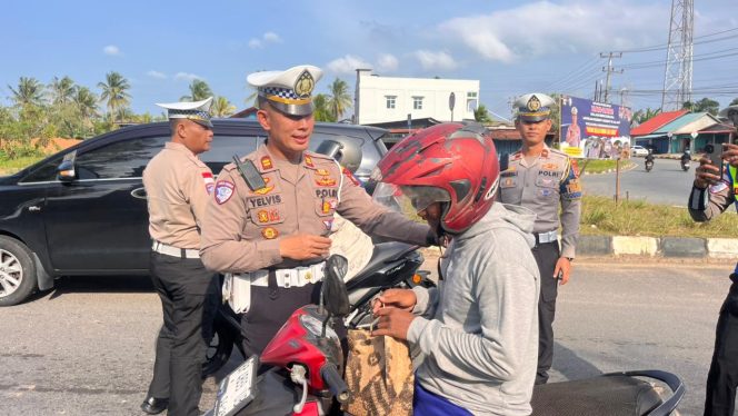 
					Kasat Lantas Polres Bintan, IPTU Yelvis Oktaviano, S.H., M.H saat menghadang pengendara, Kamis (26/02) F- Humas Polres Bintan 