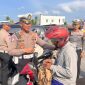 Kasat Lantas Polres Bintan, IPTU Yelvis Oktaviano, S.H., M.H saat menghadang pengendara, Kamis (26/02) F- Humas Polres Bintan