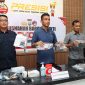 Tengah, Kasat Resnarkoba Polresta Tanjungpinang AKP Lajun Siado Sianturi, S.I.K saat memimpin ekspos Kasus narkoba di Mako Polresta Tanjungpinang, Kamis (26/02/2026). F-Humas Polresta Tanjungpinang