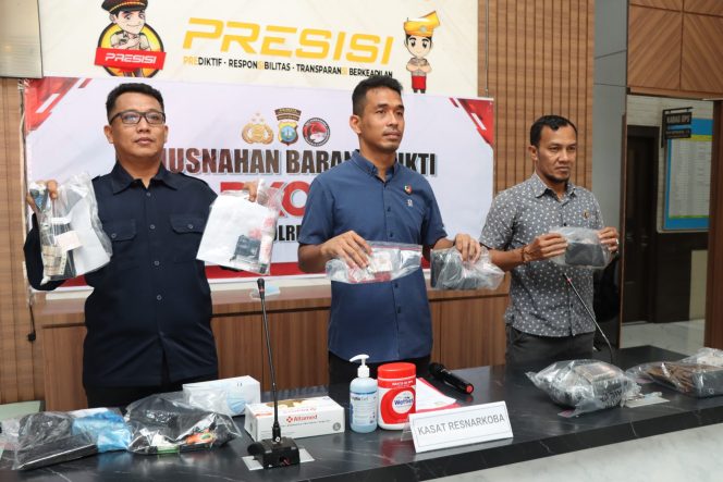 
					Tengah, Kasat Resnarkoba Polresta Tanjungpinang AKP Lajun Siado Sianturi, S.I.K saat memimpin ekspos Kasus narkoba di Mako Polresta Tanjungpinang, Kamis (26/02/2026). F-Humas Polresta Tanjungpinang 