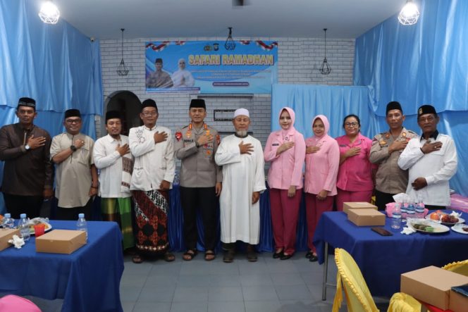 
					Kapolresta Tanjungpinang Kombes Pol. Indra Ranu Dikarta, S.I.K., M.Si.saaf foto bersama di acara Safari Ramadan yang digelar Polsek Tanjungpinang Kota, Kamis (26/02) malam. F-Humas Polresta Tanjungpinang 