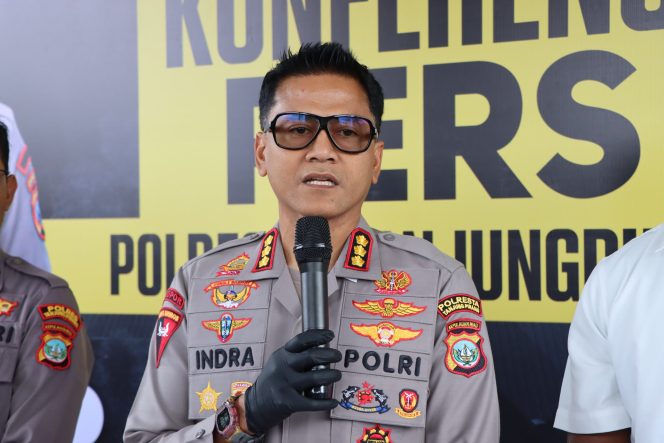 
					Kapolresta Tanjungpinang, Kombes Pol Indra Ranu Dikarta saat menjelaskan kronologi Kejadian kasus Pembunuhan di Ganet pada Rabu (25/02) malam. Jumat (27/02) F-Kepri.info