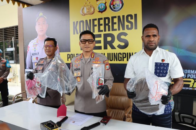 
					Tengah, Kapolresta Tanjungpinang, Kombes Pol Indra Ranu Dikarta didampingi Kasat Reskrim Polres, AKP Wamilik Mabel, S.Tr.K., S.I.K., M.H kanan dan, Jum'at (27/02) F-Sueb Kepri.info