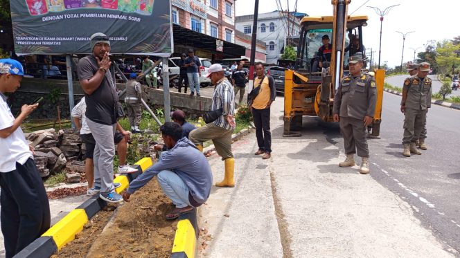 
					Anggota Satpol PP Kota Tanjungpinang saat melakukan pembongkaran Taman depan Teh Perendjak, di Jalan D.I Panjaitan KM 9, Jum'at (27/02). F-Kepri.info