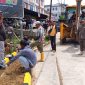 Anggota Satpol PP Kota Tanjungpinang saat melakukan pembongkaran Taman depan Teh Perendjak, di Jalan D.I Panjaitan KM 9, Jum'at (27/02)