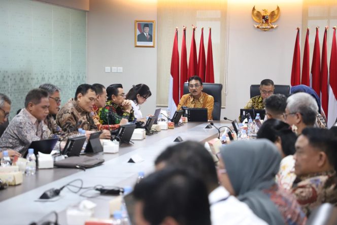 
					Sekretaris Jenderal (Sekjen) ATR/BPN, Dalu Agung Darmawan, mengimbau jajaran, baik di pusat maupun daerah untuk menyiapkan perencanaan matang, yang dimulai dengan Rapat Evaluasi Kinerja dan Program Tahun 2025 serta Evaluasi Rencana Aksi Triwulan I Tahun 2026, Rabu (04/02/2026).