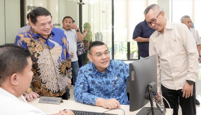 
					Menghadap Komputer, Wamen Ossy saat mengunjungi Kantah Kabupaten Pasuruan, Minggu (01/02). F-Kementrian ATR/BPN