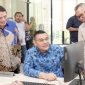 Menghadap Komputer, Wamen Ossy saat mengunjungi Kantah Kabupaten Pasuruan, Minggu (01/02). F-Kementrian ATR/BPN