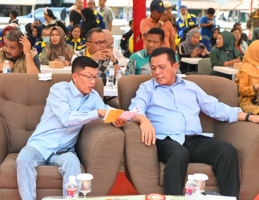 Kiri, Kepala Dinas Pariwisata Kepri, Hasan saat berbincang dengan Gubernur Ansar belum lama ini, F-Kominfo Kepri