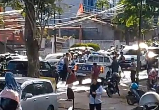 
					Satlantas Polresta Tanjungpinang saat berada dilokasi tumpahan Oli di Jalan Ahmad Yani, Rabu (04/02) F-screnshot video Harley 