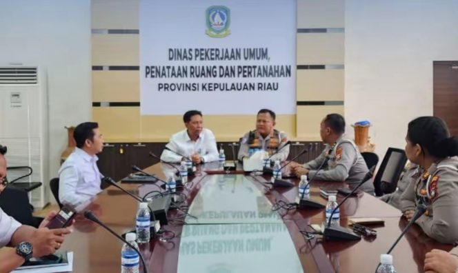 
					Jajaran Dinas Pekerjaan Umum, Penataan Ruang dan Pertanahan (DPUPP) Provinsi Kepri melaksanakan pertemuan bersama Forum Lalu Lintas dan Angkutan Jalan (LLAJ) di Provinsi Kepulauan Riau. (Dinas PUPP Kepri)
