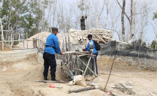 
					Personel gabungan dari Ditpam, Lanud Hang Nadim, Polsek Bandara, Kodim 0316 dan Pengelola Kawasan Bandara BP Batam menertibkan aktivitas tambang pasir Ilegal, Rabu (04/02) lalu. F-BP Batam 