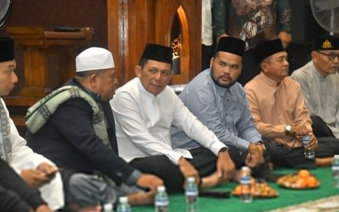 
					Kemeja Putih, Gubernur Kepulauan Riau H. Ansar Ahmad menghadiri kegiatan Tabligh Akbar dan Doa Bersama di Masjid Masjid Al Khoir Anggrek Mas, Batam, Sabtu (7/2). F-Kominfo Kepri 