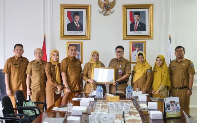 
					Empat dari Kanan, Kepala Dinas Kominfo Kepri, Hendri Kurniadi, saat menyerahkan rekomendasi Integrasi Tanda Tangan Elektronik (TTE) pada aplikasi SIPANGKAS kepada Badan Keuangan dan Aset Daerah (BKAD) Provinsi Kepulauan Riau, Senin (09/08) F- Kominfo Kepri 