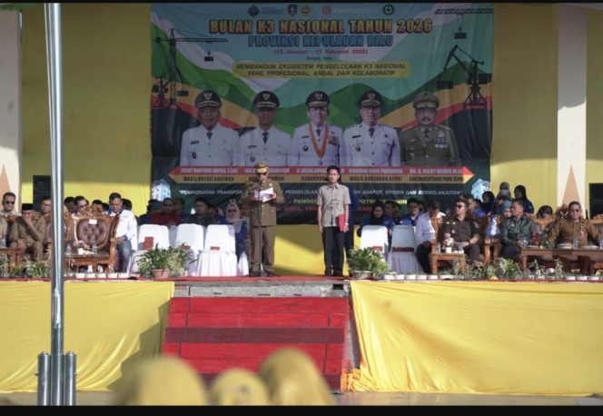 
					Wakil Gubernur Kepri, Nyanyang Haris Pratamura saat memimpin upacara Hari K3 Nasional di Karimun, Senin (09/02) F-Kominfo Kepri 