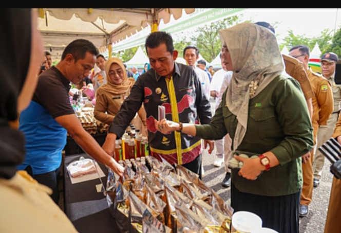 
					Gubernur Kepulauan Riau H. Ansar Ahmad saat menghadiri launching Gerakan Pangan Murah (GPM) Serentak se-Provinsi Kepulauan Riau Tahun 2026, yang dipusatkan di Lapangan Terminal Sei Carang, Kota Tanjungpinang, Senin (9/2). F-Kominfo Kepri 