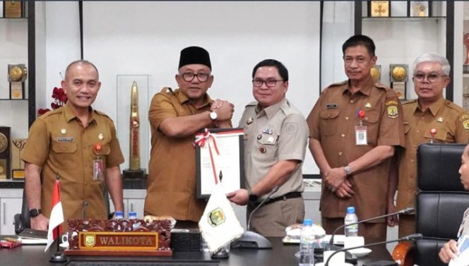 
					Salam Komando, Walikota Tanjungpinang, H Lis Darmansyah bersama Kakan BPN Kota Tanjungpinang, Yudi Hermawan, Senin (09/02) F-Kominfo Kota Tanjungpinang 