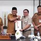 Salam Komando, Walikota Tanjungpinang, H Lis Darmansyah bersama Kakan BPN Kota Tanjungpinang, Yudi Hermawan, Senin (09/02) F-Kominfo Kota Tanjungpinang