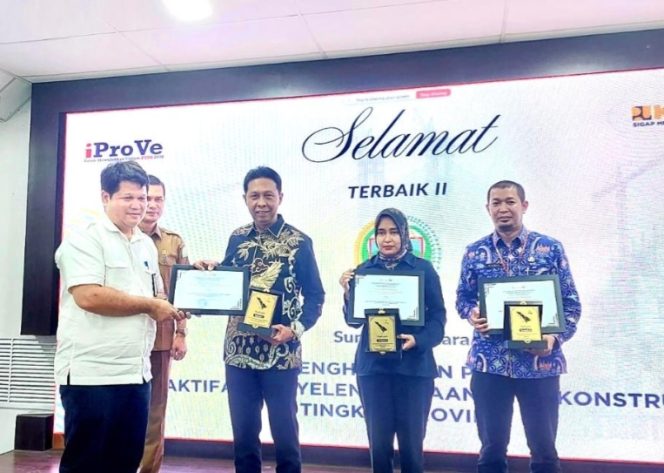 
					Kepala Dinas PUPP Kepri Rodi Yantari menerima penghargaan dari Sekretaris Direktorat Jenderal Bina Konstruksi Kementrian Pekerjaan Umum RI, Riky Aditya Nazir dalam kegiatan Pemberian penghargaan Penilaian Kinerja dan Pembinaan OPD Sub-Urusan Jasa Konstruksi Wilayah I, Selasa (10/02) F-Kominfo Kepri 