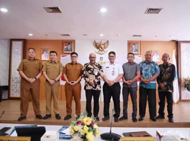 
					Penjabat Sekretaris Daerah Provinsi Kepulauan Riau (Sekdaprov Kepri) Luki Zaiman Prawira didampingi Kepala Dinas Kominfo Provinsi Kepri Hendri Kurniadi. F-Kominfo Kepri 