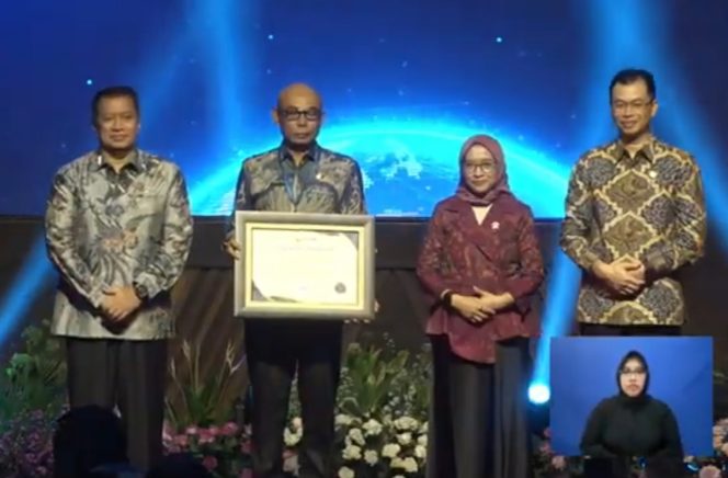 
					Kepala DPMPTSP Kepri, Hasfarizal Handra S.Sos saat menerima pengampunan dari Menteri PAN-RB, Rini Widyantini, Rabu (11/02)
