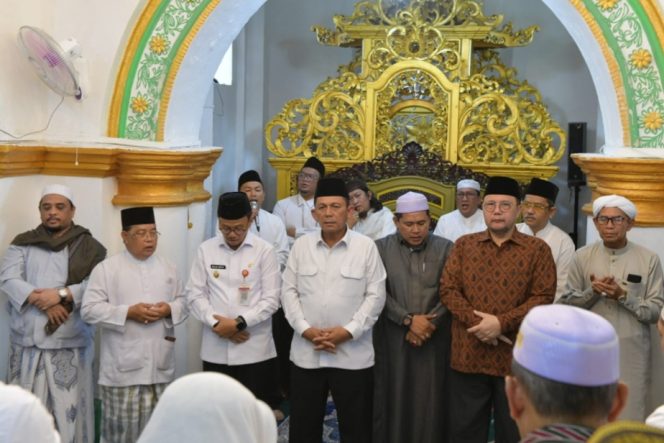 
					Haul dihadiri Gubernur Kepri Ansar Ahmad, Wakil Wali Kota Tanjungpinang Raja Ariza, serta tokoh agama dan tokoh masyarakat Kepulauan Riau. (Ogi/DISKOMINFO KEPRI)