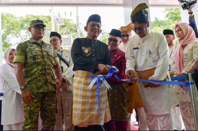 
					Gubernur Kepri, H. Ansar Ahmad, saat meresmikan tujuh gedung layanan baru di Rumah Sakit Jiwa dan Ketergantungan Obat (RSJKO) Engku Haji Daud, Tanjung Uban, Jumat (13/2)