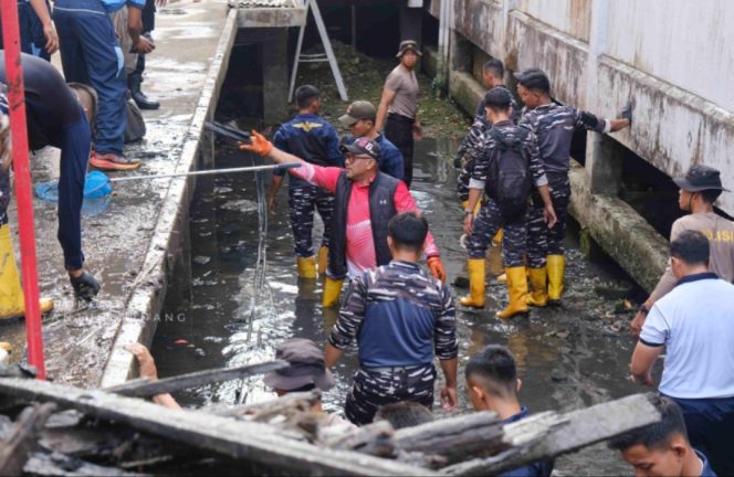 
					Wali Kota Tanjungpinang, H. Lis Darmansyah, SH bersama Forkopimda, perbankan, komunitas kebersihan, serta masyarakat melakukan korve kebersihan lingkungan dalam rangka Gerakan Indonesia ASRI (Aman, Sehat, Resik, Indah), Jumat (13/2) pagi.F-KomininfoTPI