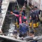 Wali Kota Tanjungpinang, H. Lis Darmansyah, SH bersama Forkopimda, perbankan, komunitas kebersihan, serta masyarakat melakukan korve kebersihan lingkungan dalam rangka Gerakan Indonesia ASRI (Aman, Sehat, Resik, Indah), Jumat (13/2) pagi.F-KomininfoTPI