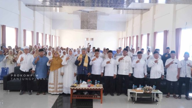
					Wakil Wali Kota Tanjungpinang, Drs. H. Raja Ariza, MM hadiri kegiatan ceramah dan doa menyambut Ramadan 1447 H, yang digelar PGRI Kota Tanjungpinang, di Aula SMA Negeri 2, Sabtu (14/2). F-Prokompim Tanjungpinang 